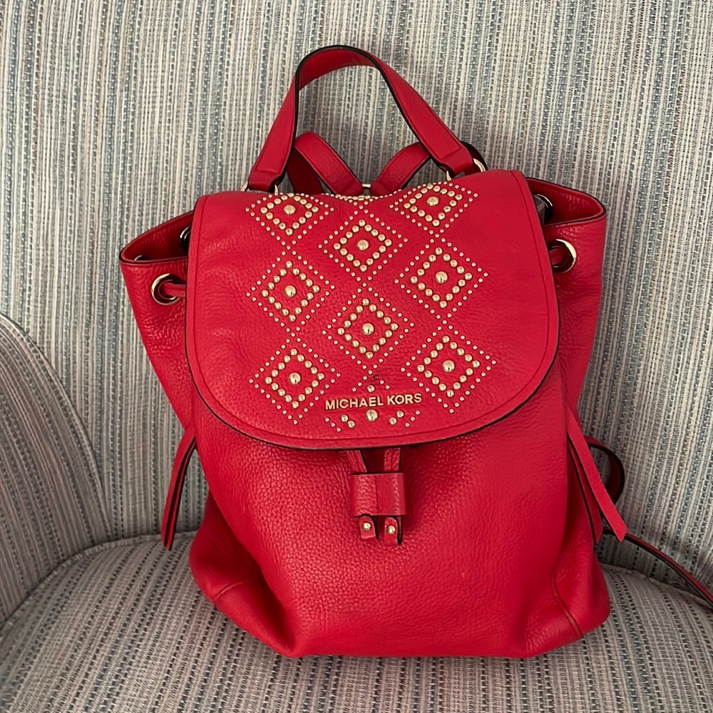 Gorgeous Michael Kors LEATHER backpack. 2 side zipper pockets. Multiple pockets.